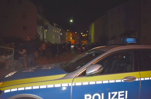 Schaulustige versammelten sich vor dem Wohnhaus in Schwäbisch Gmünd. Foto: SDMG