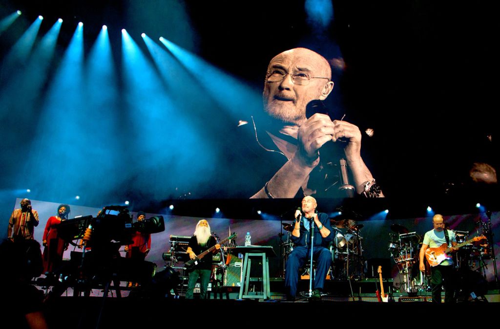 Er sitzt, aber er ist omnipräsent: Phil Collins in Stuttgart. Foto: Lichtgut