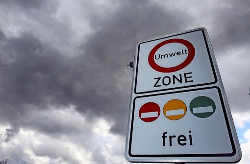 Stuttgarts Luft muss besser werden – Kläger vom Neckartor fordern auch in Stuttgart Fahrverbote an kritischen Tagen Foto: dpa