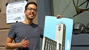 Stefan Bubeck – mit einem Plakat des Stuttgarter Künstlers Yves Findling –   freut sich mit den Outer Rim-Aktivisten  auf neue Aktivitäten an anderen Orten. Foto: Sybille Neth