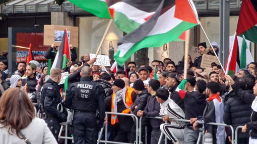 Israel- und Palästinaanhänger gehen seit Tagen wie hier in Bochum auf die Straßen. Foto: IMAGO/Funke
