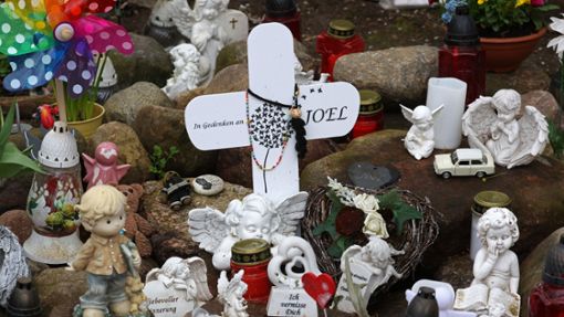 Kreuze, Figuren, Kerzen und Blumen stehen an der Stelle, wo der sechsjährige getötete Joel gefunden wurde. Der Prozess wegen Totschlags geht weiter. Foto: Bernd Wüstneck/dpa