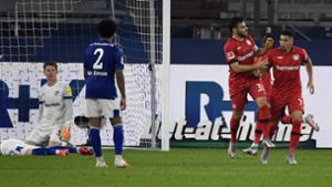 Leverkusen (rot) kam durch Juan Miranda spät zum 1:1 gegen Schalke. Foto: AP/Ina Fassbender