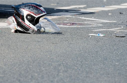 Sonntag, 17. September, 15 Uhr in Heidenheim: Ein Motorradfahrer kracht gegen eine Laterne und wird tödlich verletzt. Ein Fahrradfahrer hält an, filmt das Unfallopfer und fährt seelenruhig weiter – ohne die Polizei zu rufen. Foto: dpa