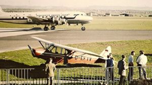 Das kleine Flugzeug D-EFIV   lädt im Jahr  1958 zum Rundflug über Stuttgart ein. Foto: Thomas Mack
