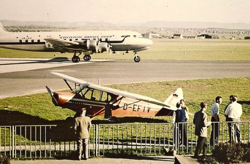 Das kleine Flugzeug D-EFIV   lädt im Jahr  1958 zum Rundflug über Stuttgart ein. Foto: Thomas Mack