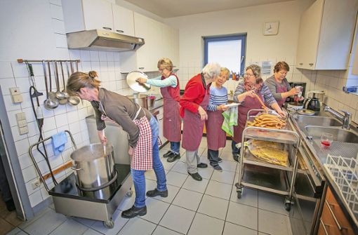 Alle Hände voll zu tun haben die Ehrenamtlichen, die alle 14 Tage mittwochs für den Seniorenmittagstisch kochen. Foto: Roberto Bulgrin