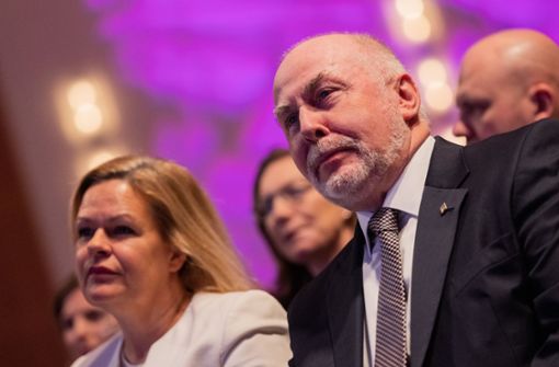 Teilweise uneins: Bundesinnenministerin Nancy Faeser (SPD) und Beamtenbund-Chef Ulrich Silberbach. Foto: dpa/Rolf Vennenbernd