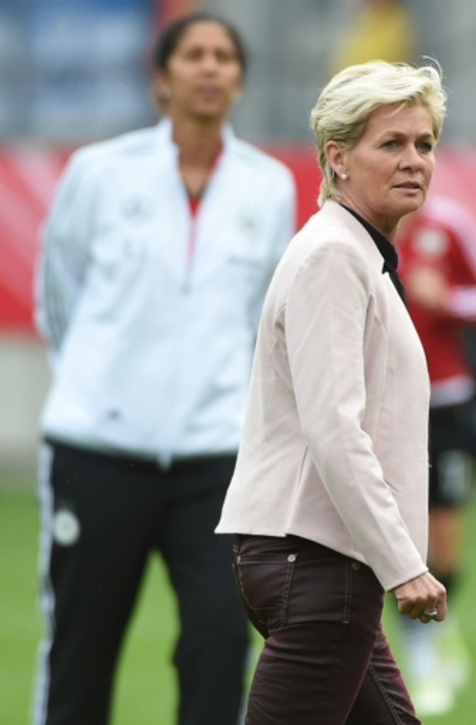 Bundestrainerin Silvia Neid (rechts) und Assistenztrainerin Steffi Jones  dürfen sich über den Kantersieg ihrer Elf in der EM-Qualifikation freuen.