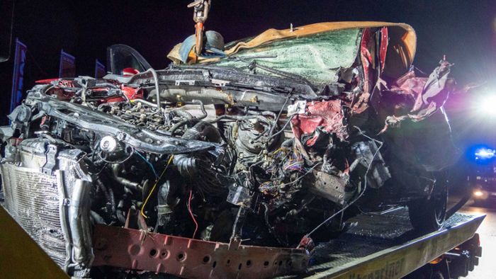 Auto bei Frontalcrash komplett zerquetscht – ein Toter
