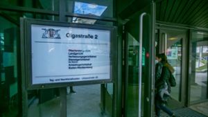 Esslingerin soll 86-Jährige aus dem Bus gestoßen haben