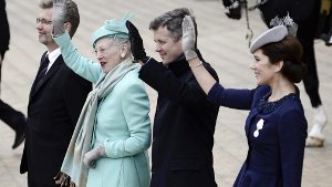 Das Geburtstagskind Margrethe von Dänemark winkt dem Volk zu - an ihrer Seite: Kronprinz Frederik und Kronprinzessin Mary. Foto: dpa