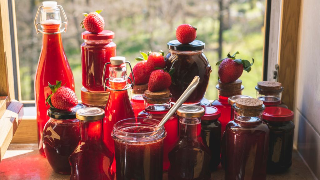 Erdbeeren haltbar machen und verwerten - zum Beispiel als Sirup und Marmelade