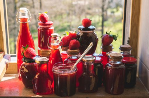 Erdbeeren haltbar machen und verwerten - zum Beispiel als Sirup und Marmelade