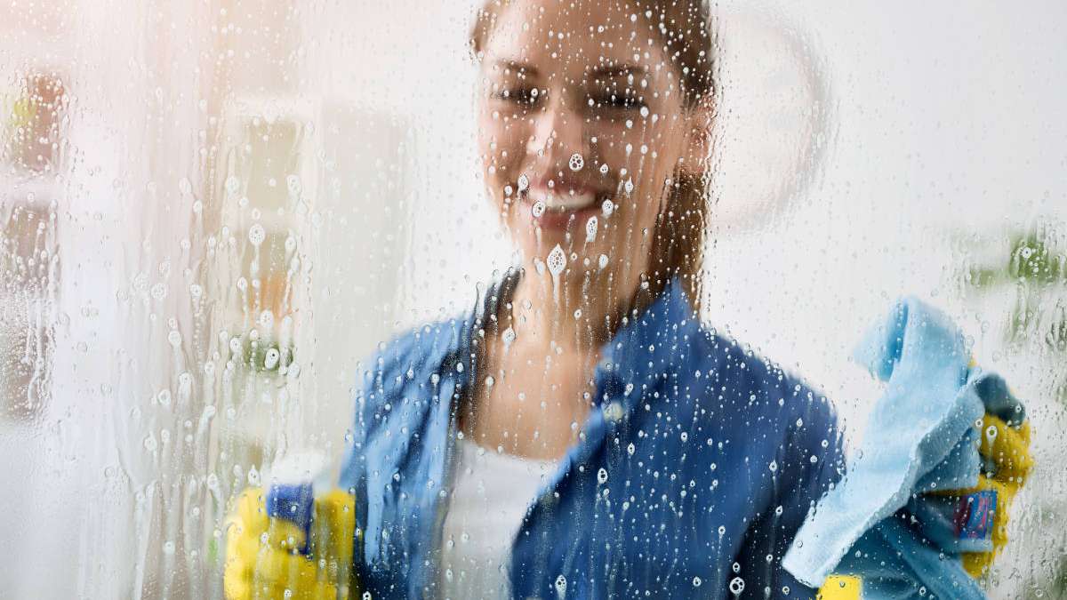 Erfahren Sie, wie sich Fenster schnell, einfach und ohne viel Aufwand putzen lassen. (Mit und ohne Geräte)