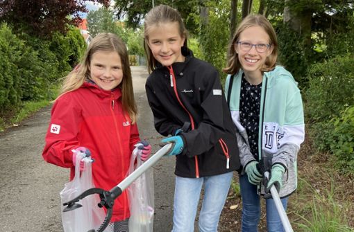 Lucy (10), Marie (10) und Amelie (11) gehören zu den Umweltheld:innen Gärtringen:  Sie sammeln Müll. Foto: Yvonne Hornikel