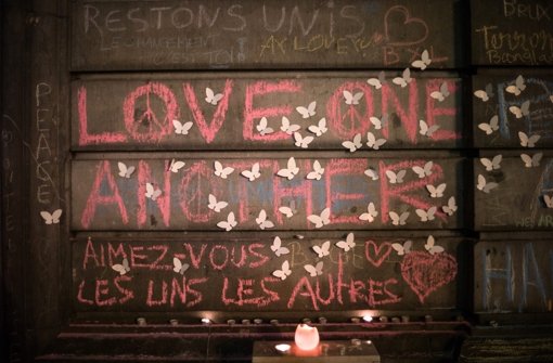 Mit Kerzen und Kreidezeichnungen gedenken die Bewohner in Brüssel den Opfern. Foto: dpa