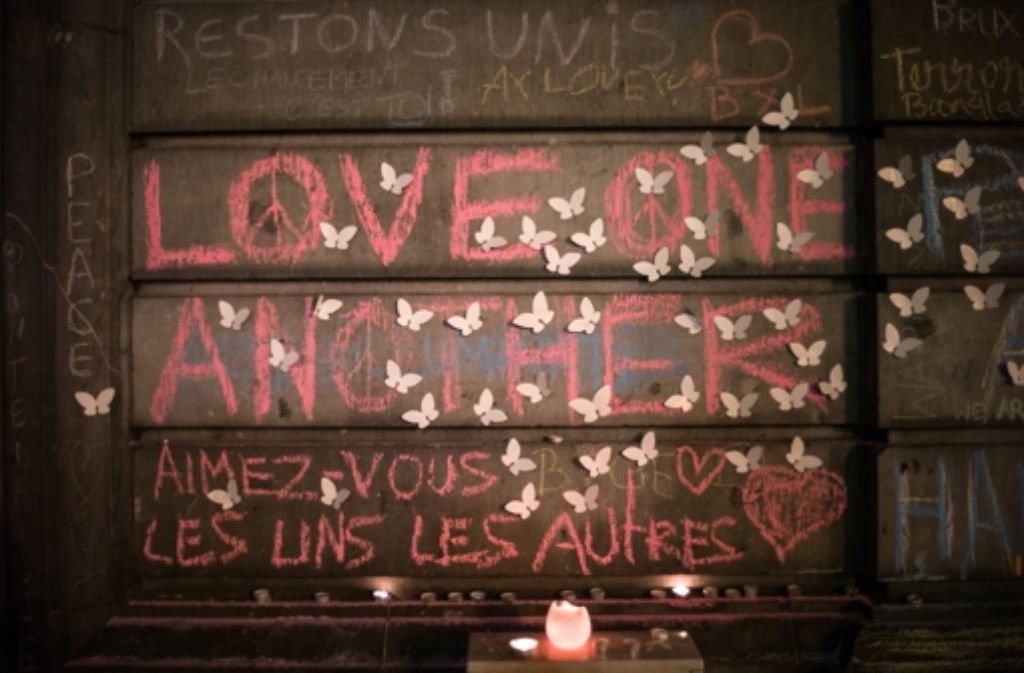 Mit Kerzen und Kreidezeichnungen gedenken die Bewohner in Brüssel den Opfern.