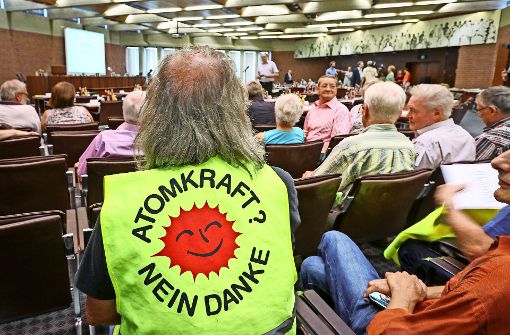 Im voll besetzten großen Saal des Kreishauses sprechen sich die Kommunalpolitiker gegen die Ablagerung von Schutt aus Neckarwestheim auf Kreisdeponien aus. Foto: factum/Granville