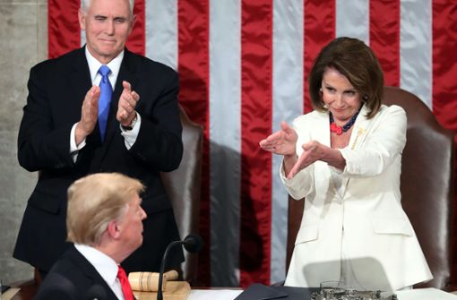 Nancy Pelosi spendet US-Präsident ironisch untermalten   Applaus im Kongress. Foto: dpa/Andrew Harnik
