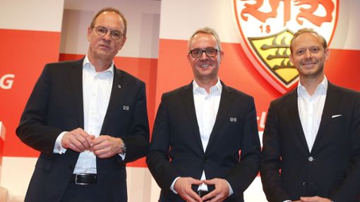 Thomas Ignatzi (li.), Alexander Wehrle (Mi.) und Rouven Kasper: Der Vorstand der VfB Stuttgart AG hat das Ziel, die Lage im Verein zu beruhigen. Foto: Baumann