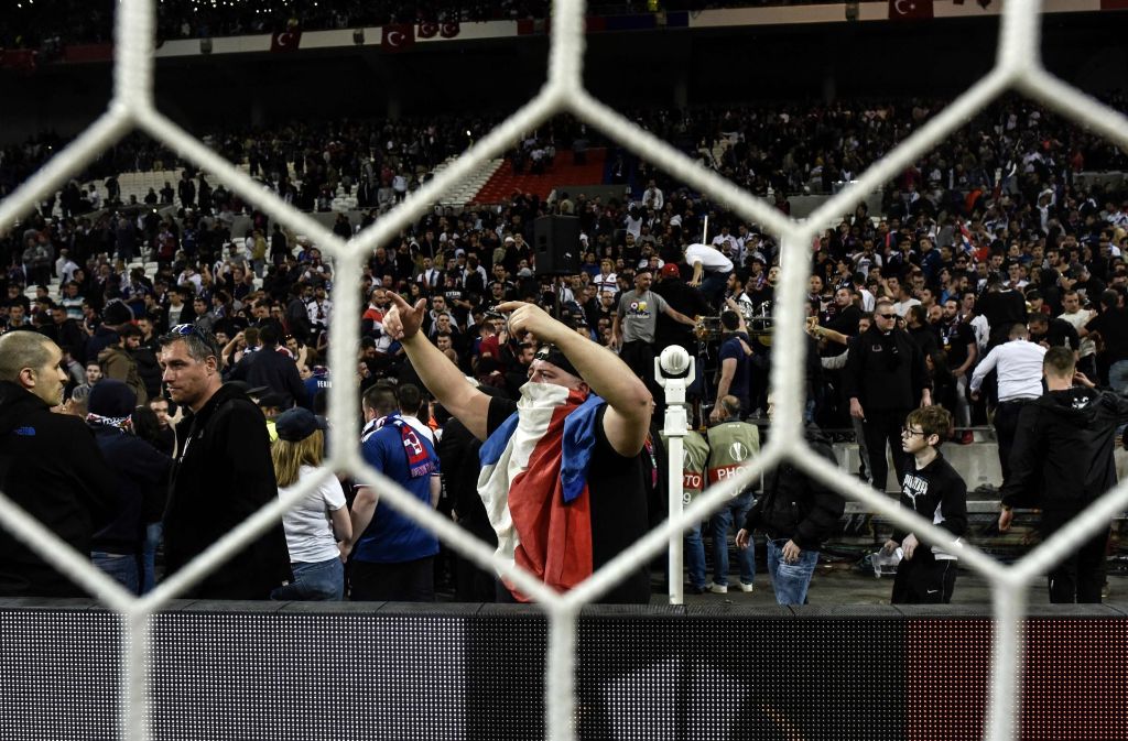Vor dem Spiel zwischen Olympique Lyon und Besiktas Istanbul ist es zu schweren Ausschreitungen gekommen.