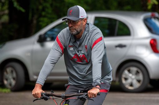 Jürgen Klopp ist während des Trainingslagers des FC Liverpool  in Österreich mit  dem Fahrrad unterwegs. Foto: imago/Peter Hartenfelser