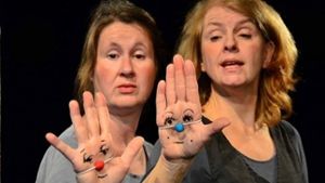 Annette Scheibler und Sigrun Kilger  spielen „Traumkreuzung“ auf ihren Handflächen. Foto: Theater