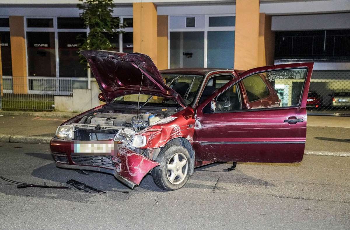 Offenbar war der Crash mit der Hauswand nicht der erste Unfall des Duos. Spezialisten der Polizei stellten Schäden an dem Fahrzeug mit niederländischem Kennzeichen fest, die offenbar von einer weiteren Kollision stammen.