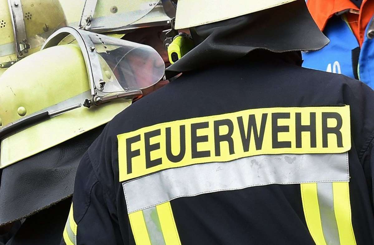 Die Leiche wurde von der Feuerwehr bei deren Löscharbeiten entdeckt. (Symbolbild) Foto: dpa/Holger Hollemann
