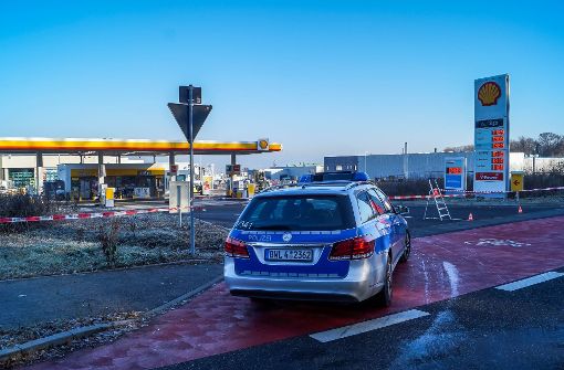 Die Polizei hat die Tankstelle in Asperg gesperrt, weil Gas an einer Zapfsäule ausgetreten ist. Foto: SDMG
