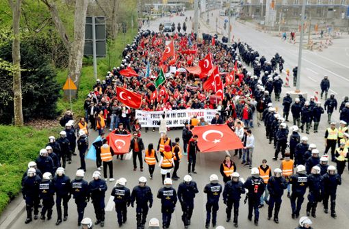 Polizisten sichern eine türkische Demonstrationsgruppe ab: Kundgebungen wie diese gab es schon vor zwei Jahren. Mittlerweile regiert immer häufiger nackte Gewalt. Foto: dpa