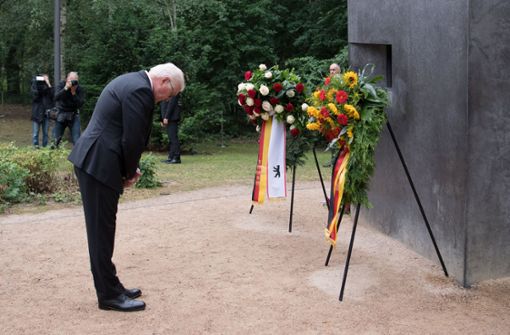 Bundespräsident Frank-Walter Steinmeier verneigt sich nach einem Festakt im Tiergarten vor dem Denkmal für die im Nationalsozialismus verfolgten Homosexuellen. Foto: dpa