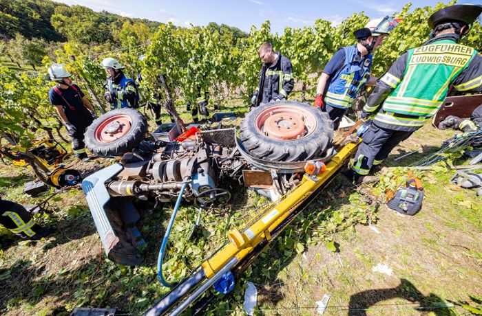 Unfall im Kreis Ludwigsburg: Traktor begräbt Mann bei Weinlese