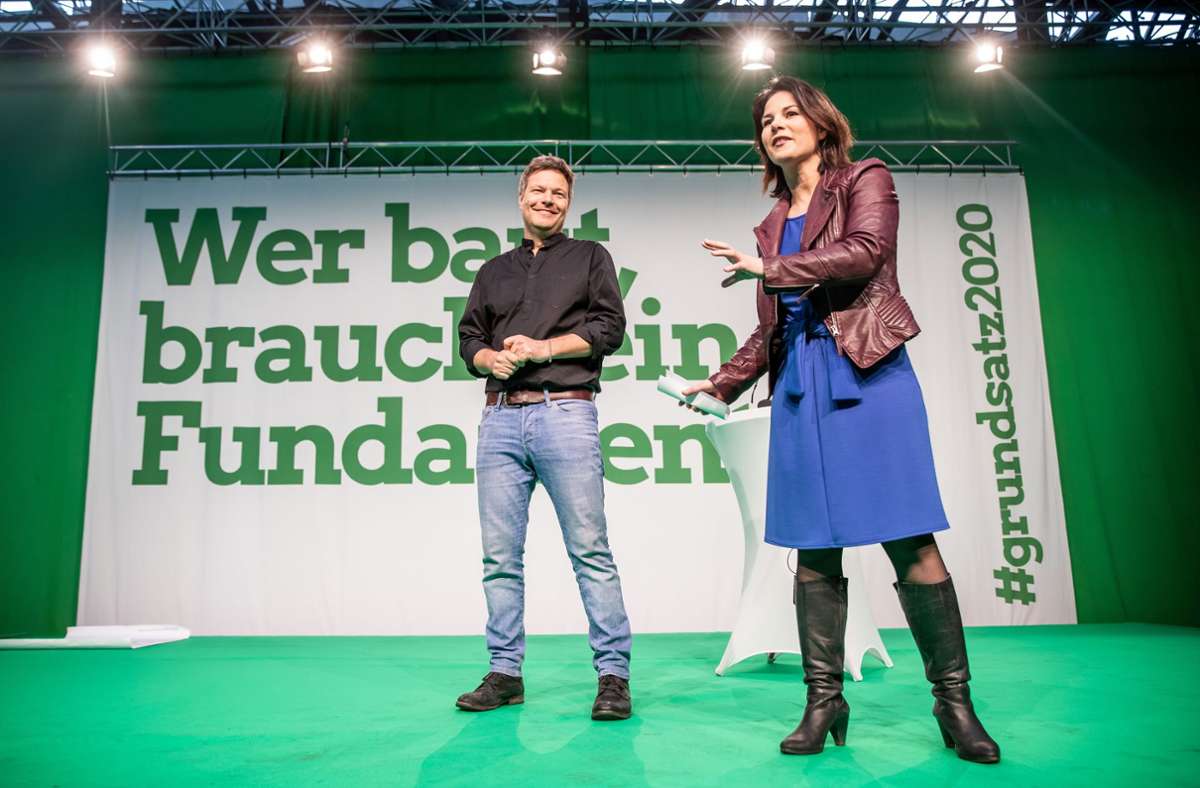 Zwei wie du und ich im März 2019, Berlin: Robert Habeck  steht neben Annalena Baerbock beim Beginn des „Grundsatzkonvents“ der Grünen.