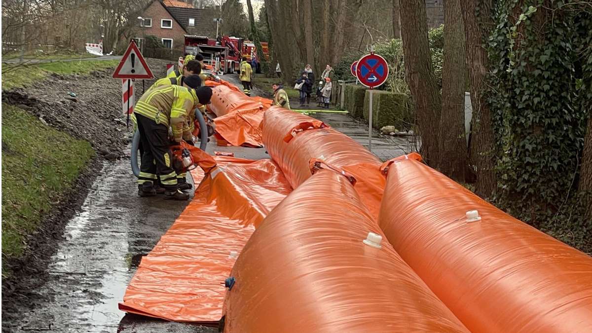 Hochwasser in Norddeutschland: Feuerwehr aus dem Kreis Ludwigsburg sichert Kleinstadt