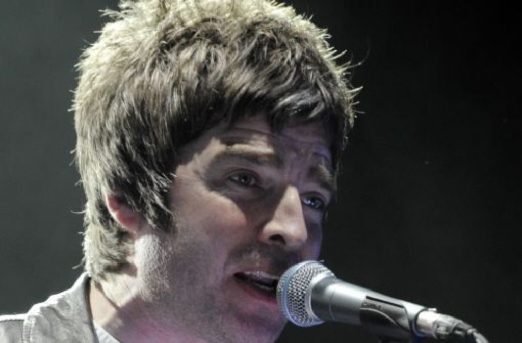 Zwei Jahre nach der Trennung von Oasis singt Noel Gallagher in seiner neuen Band Beady Eye.    Foto: AP
