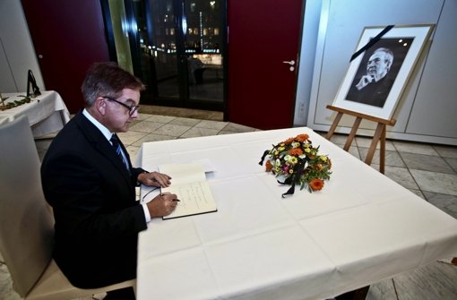Landtagspräsident Guido Wolf schreibt am Mittwoch ins Kondolenzbuch. Foto: Peter Petsch