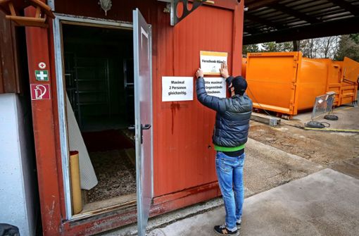 Das Verschenk-Häusle im Wertstoffzentrum Böblingen-Hulb wird für den Start  vorbereitet. Foto: factum/Simon Granville