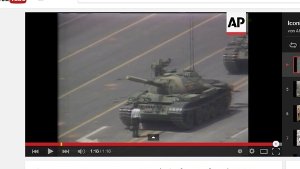 Ein Mann steht auf dem Platz des Himmlischen Friedens vor einem Panzer – eine Originalaufnahme. Foto: Screenshot Youtube/AP Archive