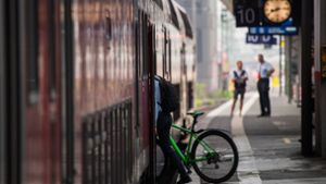 Für Fahrräder ist meist wenig Platz in Zügen. Foto: dpa/Andreas Arnold
