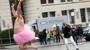 Mann im rosa Tutu wirbt in Berlin für Brustkrebs-Initiative