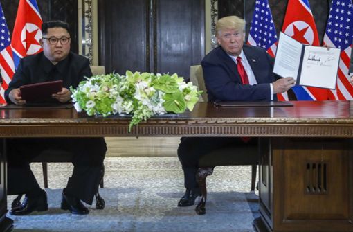 US-Präsident Donals Trump hält die soeben unterzeichnete Vereinbarung, neben ihm Kim Jong Un Foto: AP