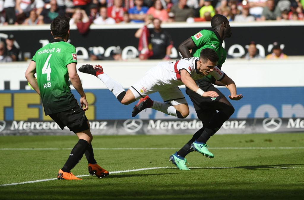 VfB-Stuttgarts Erik Thommy kam wie auch die Abwehr der Roten gegen Hannover 96 ins Straucheln.