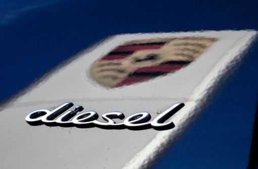Das Porsche-Logo spiegelt sich auf einem Fahrzeug Foto: dpa