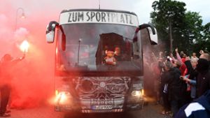 Bei der Ankunft des Mannschaftsbusses von Union Berlin warteten zahlreiche Fans vor dem Stadion. Foto: dpa