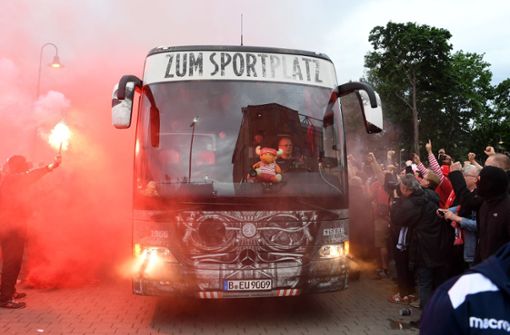 Bei der Ankunft des Mannschaftsbusses von Union Berlin warteten zahlreiche Fans vor dem Stadion. Foto: dpa