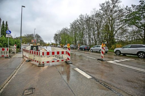 An der Rotenackerstraße wird der Belag ausgebessert. In den folgenden  Wochen kommen weitere Straßen an die Reihe. Foto: Roberto Bulgrin