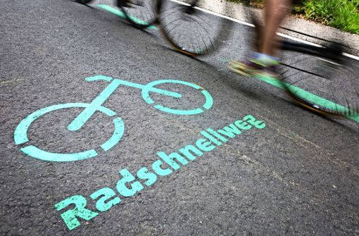 Müssen für den Ausbau von Radschnellwegen Parkplätze weichen? Foto: dpa/Christoph Schmidt