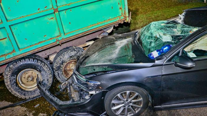 Auto kracht in Traktor-Anhänger – B10 stundenlang gesperrt